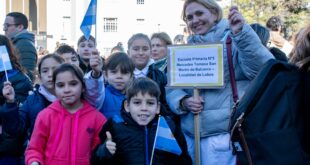 ALUMNOS DE TRES ESCUELAS LOBENSES REALIZARON LA TOMA DE PROMESA A LA BANDERA EN EL REGIMIENTO N° 1 DE PATRICIOS