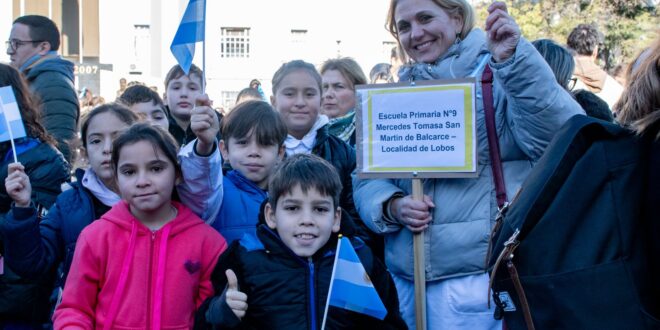 ALUMNOS DE TRES ESCUELAS LOBENSES REALIZARON LA TOMA DE PROMESA A LA BANDERA EN EL REGIMIENTO N° 1 DE PATRICIOS