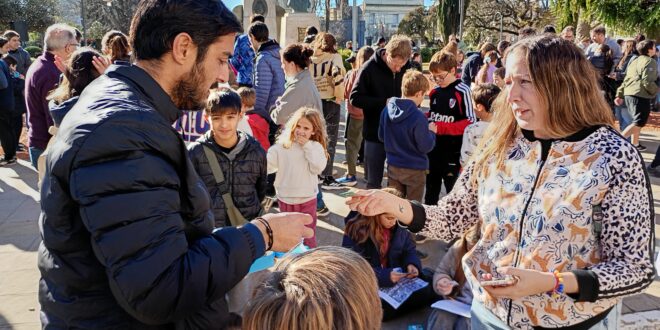 FUROR POR LAS FIGURITAS DEL MUNDIAL EN LOBOS: EN LA PREVIA DEL DEBUT DE LA SELECCIÓN, SE REALIZÓ UN ENCUENTRO EN LA PLAZA 1810