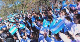 LOBOS CONMEMORÓ EL DÍA DE LA BANDERA EN LA PLAZA TUCUMÁN: CIENTOS DE ALUMNOS DE 4° GRADO PROMETIERON LEALTAD A LA ENSEÑA PATRIA EN UN ACTO CON MUCHO COLORIDO