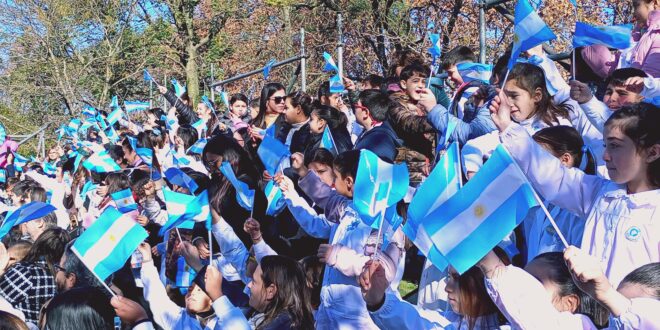 LOBOS CONMEMORÓ EL DÍA DE LA BANDERA EN LA PLAZA TUCUMÁN: CIENTOS DE ALUMNOS DE 4° GRADO PROMETIERON LEALTAD A LA ENSEÑA PATRIA EN UN ACTO CON MUCHO COLORIDO