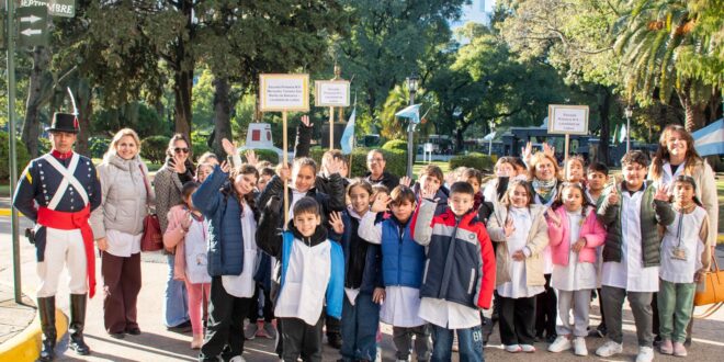 ALUMNOS DE TRES ESCUELAS LOBENSES REALIZARON LA TOMA DE PROMESA A LA BANDERA EN EL REGIMIENTO N° 1 DE PATRICIOS: LOS DETALLES