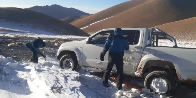 FAMILIA ROQUEPERENSE QUEDO ATRAPADA BAJO EL TEMPORAL DE NIEVE EN CATAMARCA: PERMANECIERON 17 HORAS DENTROS DEL VEHÍCULO ANTES DE SER RESCATADOS