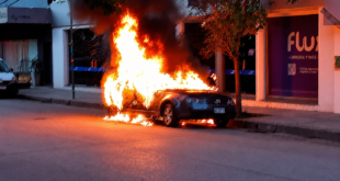 VORAZ INCENDIO DE UN AUTOMÓVIL EN PLENO CENTRO: NO HUBO QUE LAMENTAR LESIONADOS