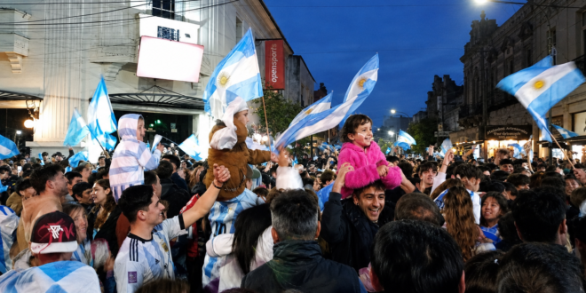 ARGENTINA VENCIÓ A INGLATERRA, LLEGÓ NUEVAMENTE A LA FINAL, Y TODO LOBOS FESTEJA COMO NUNCA (LAS MEJORES FOTOS)