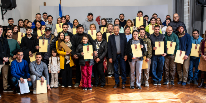EL MUNICIPIO ENTREGÓ LOS PRIMEROS BOLETOS DE COMPRAVENTA EN EL MARCO DEL PROGRAMA «MI PRIMER TERRENO»