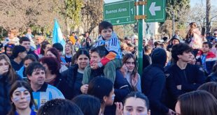 SUFRIDO TRIUNFO DE ARGENTINA EN EL MUNDIAL: LE GANÓ A EGIPTO CON TRES GOLES SOBRE LA HORA Y SIGUE EN CARRERA- EUFÓRICO FESTEJO DE LOS HINCHAS EN LOBOS Y EN TODO EL PAÍS