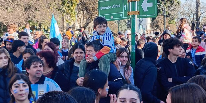 SUFRIDO TRIUNFO DE ARGENTINA EN EL MUNDIAL: LE GANÓ A EGIPTO CON TRES GOLES SOBRE LA HORA Y SIGUE EN CARRERA- EUFÓRICO FESTEJO DE LOS HINCHAS EN LOBOS Y EN TODO EL PAÍS