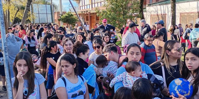 UNA MULTITUD CELEBRÓ EL DÍA DEL NIÑO EN EMPALME EN LA PLAZA MARTÍN FIERRO Y LA SOLIDARIDAD HIZO POSIBLE UNA FIESTA INOLVIDABLE