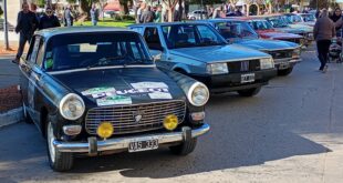 LOS AUTOS CLÁSICOS SE LUCIERON FRENTE AL MUNICIPIO: LOBOS FUE ESCALA DE UNA CARRERA DE REGULARIDAD CON 35 PILOTOS PARTICIPANTES