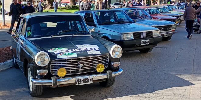 LOS AUTOS CLÁSICOS SE LUCIERON FRENTE AL MUNICIPIO: LOBOS FUE ESCALA DE UNA CARRERA DE REGULARIDAD CON 35 PILOTOS PARTICIPANTES