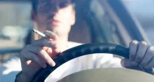 POLÉMICA EN LA PROVINCIA: BUSCAN SANCIONAR A QUIENES FUMEN AL VOLANTE CON MULTAS DE TRÁNSITO DE HASTA $227.100- LOS DETALLES