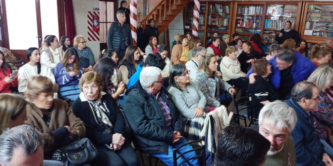CHARLA DE CONCIENTIZACIÓN DE CÁNCER DE MAMA: PROFESIONALES DE LOBOS LLAMARON A PERDER EL MIEDO Y PRIORIZAR LOS CONTROLES