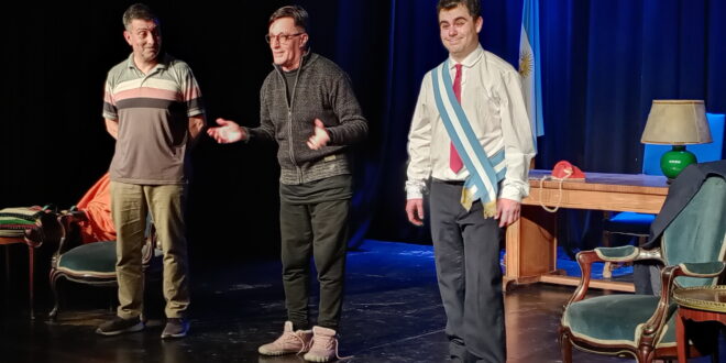 A SALA LLENA, EL TEATRITO ESTRENÓ “EL ELEGIDO”, UNA NOTABLE COMEDIA DIRIGIDA POR DANTE MAZZEO QUE EXPONE EL LADO MÁS HUMANO DEL PODER
